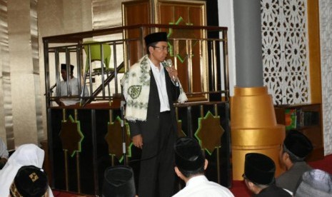 Gubernur NTB TGH Muhammad Zainul Majdi menyampaikan tausiyah tentang pentingnya sikap saling menghargai antar sesama di Islamic Center NTB, Jumat (14/4).  