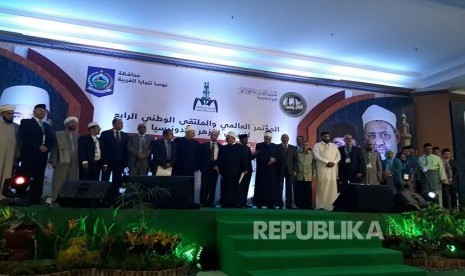  Gubernur NTB TGH Muhammad Zainul Majdi, Prof Quraish Shihab, dan Wakil Ketua WOAG Al Azhar Prof Dr Abdul Fadhil el Qoushi membuka Konferensi Internasional dan Multaqa IV Alumni Al Azhar di Islamic Center NTB, Rabu (18/10).