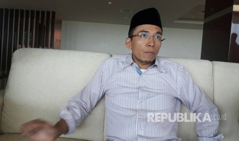 Gubernur NTB TGH Muhammad Zainul Majdi saat wawancara dengan media di Golden Palace, Mataram, NTB, Rabu (3/5).