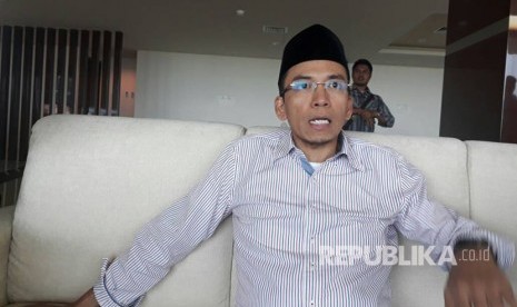 Gubernur NTB TGH Muhammad Zainul Majdi saat wawancara dengan media di Golden Palace, Mataram, NTB, Rabu (3/5).