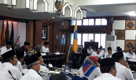 Gubernur NTB TGH Muhammad Zainul Majdi (tengah), Wakil Gubernur NTB Muhammad Amin (kiri), dan Sekretaris Daerah NTB Rosiady mengikuti rapat pimpinan bersama seluruh kepala SKPD NTB di Ruang Rapat Utama, Kantor Gubernur NTB, Rabu (3/1).