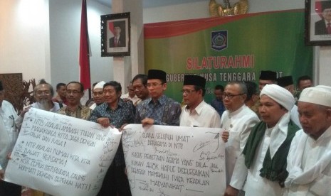 Gubernur NTB, TGH. Zainul Majdi menggelar silaturahmi bersama Tokoh Agama, Tokoh Masyarakat Lintas Etnis, Tokoh Adat, Tokoh Pemuda dan Pimpinan Pondok Pesantren dalam rangka menguatkan Ukhuwah Wathoniah (Persatuan Kebangsaan) dalam Bingkai NKRI di Pendopo 