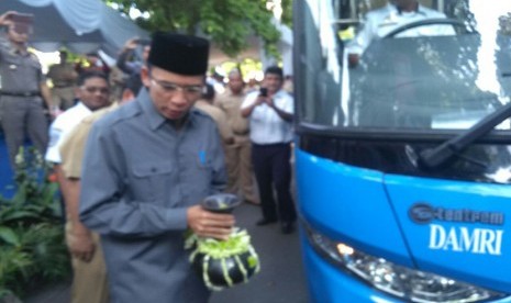 Gubernur NTB TGH Zainul Majdi secara resmi meluncurkan BRT di Kota Mataram, Senin (21/11). 25 BRT akan melintasi sejumlah ruas jalan di Kota Mataram.