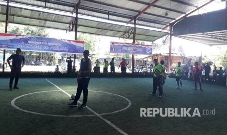 Gubernur NTB Tuan Guru Haji (TGH) Muhammad Zainul Majdi bersama Agus Harimurti Yudhoyono (AHY) bermain futsal bersama wartawan di Jalan Udayana, Mataram, NTB, Ahad (7/5).