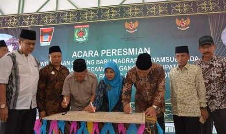 Gubernur NTB, Wali Kota Padang dan Bupati Lombok Utara, meresmikan Madrasah Syamsul Huda, Dusun Lekok Desa Gondang, Kecamatan Gangga, Lombok Utara, NTB, Selasa (26/3).