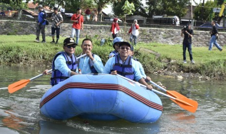 Gubernur NTB Zulkieflimansyah dan Wakil Gubernur NTB Sitti Rohmi Djalilah bersama Wali Kota Mataram Ahyar Abduh dan Wakil Wali Kota Mataram Mohan Roliskana, memperingati HUT NTB ke-60 dengan aksi bersih sungai Jangkok, Kota Mataram, Senin (17/12).