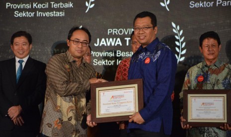 Gubernur NTB Zulkieflimansyah (kanan) saat menerima penghargaan Gold katagori Pelayanan Publik dari Kepala Biro Komunikasi Publik Kementerian PUPR,  Endra Saleh Atmawidjaja (kiri) dalam acara Indonesia's Attractiveness Award di Hotel Pullman, Jakarta, Selasa (23/7).