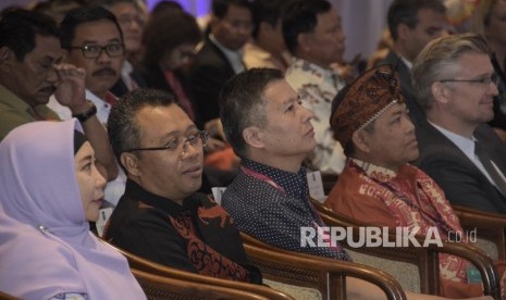 Gubernur NTB Zulkieflimansyah (kedua kiri) bersama Vice President Global Geoparks Network JIN Xiaochi (tengah), Deputi IV Bidang Koordinasi SDM, Iptek dan Budaya Kemenko Maritim Safri Burhanuddin (kedua kanan) dan Wakil Gubernur NTB Sitti Rohmi Djalillah (kiri) menghadiri pembukaan Simposium Asia Pacific Geoparks Network (APGN) ke-6 di Mataram, NTB, Selasa (3/9/2019).