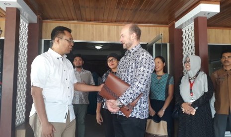 Gubernur NTB Zulkieflimansyah (kiri) bertemu Wakil Duta Besar Australia untuk Indonesia, Allaster Cox (kanan) di kantor Gubernur NTB, Jalan Pejanggik, Mataram, NTB, Jumat (26/10).