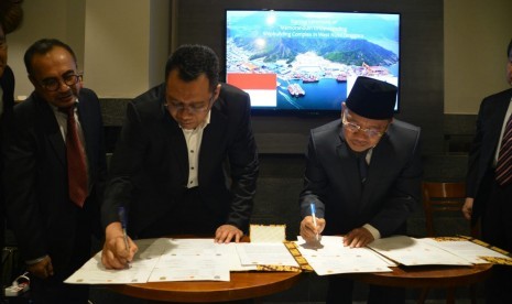 Gubernur NTB Zulkieflimansyah (kiri) dan Bupati Lombok Utara Najmul Akhyar (kanan) saat menandatangani nota kesepahaman proyek Global Hub Bandar Bandar Kayangan, Ahad (4/7).