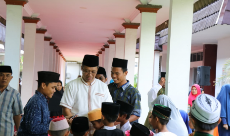 Gubernur NTB Zulkieflimansyah memberikan santunan kepada ribuan anak yatim di pendopo Gubernur NTB, Sabtu (18/5).