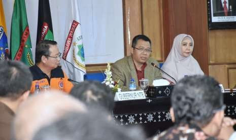 Gubernur NTB Zulkieflimansyah, Wakil Gubernur NTB Sitti Rohmi Djalilah, dan Kepala Badan Nasional Penanggulangan Bencana (BNPB) Willem Rampangilei saat rapat koordinasi penanganan gempa di Kantor Pemprov NTB, Kamis (20/9).