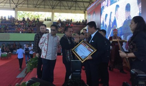  Gubernur NTT Frans Lebu tengah memberikan penghargaan kepada Chairman Lippo Grup James Riady di GOR Oepoi, Kota Kupang, Jumat (13/7)