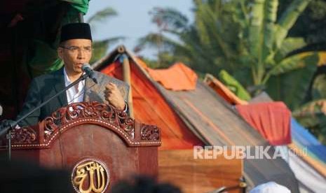 Gubernur Nusa Tenggara Barat (NTB) Muhammad Zainul Majdi atau Tuan Guru Bajang (TGB) shalat Idul Adha bersama korban terdampak gempa di Dusun Sumur Pandai, Desa Sesait, Kecamatan Kayangan, Kabupaten Lombok Utara, NTB, Rabu (22/8).