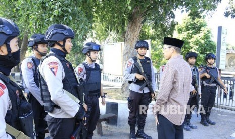 Gubernur Nusa Tenggara Barat (NTB) Muhammad Zainul Majdi menemui masyarakat Dusun Grepek Tanak Eat, Desa Greneng, Kecamatan Sakra Timur, Kabupaten Lombok Timur, NTB dan juga jemaat Ahmadiyah di Mapolres Lombok Timur pada Senin (21/5) 