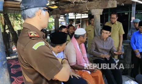 Gubernur Nusa Tenggara Barat (NTB) Muhammad Zainul Majdi menemui masyarakat Dusun Grepek Tanak Eat, Desa Greneng, Kecamatan Sakra Timur, Kabupaten Lombok Timur, NTB dan juga jemaat Ahmadiyah di Mapolres Lombok Timur pada Senin (21/5) 