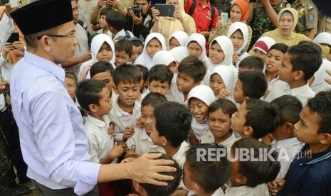 Gubernur Nusa Tenggara Barat (NTB) TGH Muhammad Zainul Majdi  atau Tuan Guru Bajang (TGB) meninjau korban banjir bandang di Desa Senyiur, Kecamatan Keruak, Kabupaten Lombok Timur, NTB, pada Selasa (21/11).