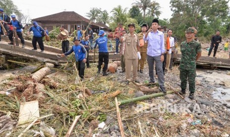 Gubernur Nusa Tenggara Barat (NTB) TGH Muhammad Zainul Majdi  atau Tuan Guru Bajang (TGB) meninjau korban banjir bandang di Desa Senyiur, Kecamatan Keruak, Kabupaten Lombok Timur, NTB, pada Selasa (21/11).