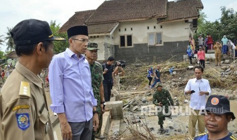 Gubernur Nusa Tenggara Barat (NTB) TGH Muhammad Zainul Majdi  atau Tuan Guru Bajang (TGB) meninjau korban banjir bandang di Desa Senyiur, Kecamatan Keruak, Kabupaten Lombok Timur, NTB, pada Selasa (21/11).