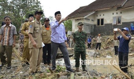 Gubernur Nusa Tenggara Barat (NTB) TGH Muhammad Zainul Majdi  atau Tuan Guru Bajang (TGB) meninjau korban banjir bandang di Desa Senyiur, Kecamatan Keruak, Kabupaten Lombok Timur, NTB, pada Selasa (21/11).