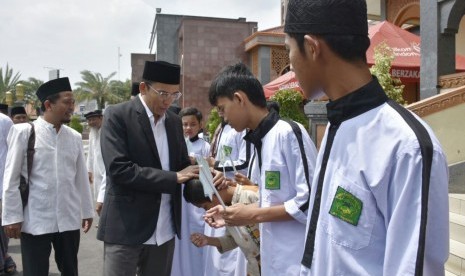 Gubernur Nusa Tenggara Barat (NTB) TGH Muhammad Zainul Majdi atau Tuan Guru Bajang (TGB) menyambangi Cirebon, Jawa Barat (Jabar) pada Jumat (2/2).