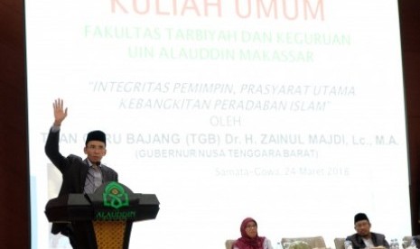 Gubernur Nusa Tenggara Barat (NTB) Tuan Guru Bajan (TGB) Zainul Madji (kiri) menyampaikan kuliah umum di Kampus Universitas Islam Negeri (UIN) Alauddin, Makassar, Sulawesi Selatan, Sabtu (24/3). Kuliah umum yang dihadiri ratusan mahasiswa tersebut bertemakan 