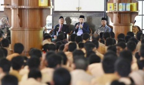 Gubernur Nusa Tenggara Barat (NTB) Tuan Guru Bajang (TGB) Muhammad Zainul Majdi mengisi tausiyah di Pondok Pesantren Modern Islam As Salam, Sukoharjo, Jawa Tengah, Sabtu (17/2).