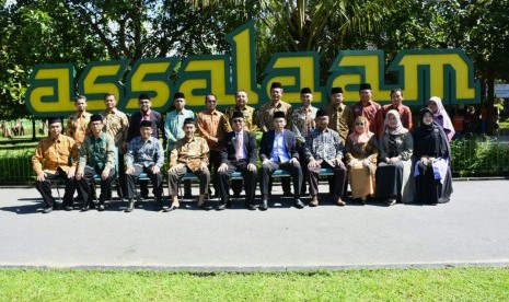 Gubernur Nusa Tenggara Barat (NTB), Tuan Guru Bajang (TGB) Muhammad Zainul Majdi, bersama pengurus Pondok Pesantren Modern Islam (PPMI) As Salam di Kecamatan Kartasura, Kabupaten Sukoharjo, Jawa Tengah, Sabtu (17/2). 