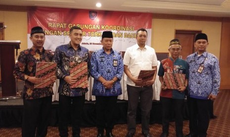 Gubernur Nusa Tenggara Barat (NTB) Zulkieflimansyah (ketiga dari kanan) dan PT Indonesia Tourism Development Corporation (ITDC) Direktur Utama Abdulbar M Mansoer (kedua dari kiri) dalam kerja sama beasiswa 1.000 mahasiswa NTB keluar negeri dari ITDC di Hotel Aryaduta, Jakarta (29/11).