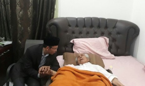 Gubernur Nusa Tenggara Barat, TGH Muhammad Zainul Majdi atau Tuan Guru Bajang (TGB), menjenguk Ketua Majelis Ulama Indonesia (MUI) Sulsel, Anregurutta (AGH) Sanusi Baco di kediamannya di Kecamatan Panakkukang, Makassar, Sulawesi Selatan, Sabtu (24/3). 