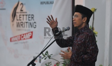 Gubernur Nusa Tenggara Barat TGH Muhammad Zainul Majdi memberikan sambutan saat penutupan Letter Writing Competition kerjasama PT Pos dengan Republika di Aula kantor Gubernur NTB, Ahad (9/8) malam.Republika/Edwin Dwi Putranto