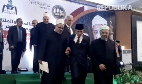 Gubernur Nusa Tenggara Barat, Tuan Guru Haji Muhammad Zainul Majdi di acara konferensi alumni Al Azhar Mesir di Mataram