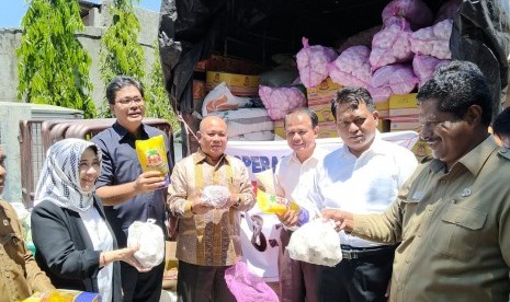 Gubernur Nusa Tenggara Timur (NTT) Frans Lebu Raya, staf ahli Mendag bidang Iklim Usaha dan Hubungan Antar Lembaga Suhanto, dan Kepala Pusat Penganekaragaman Konsumsi dan Keamanan Pangan Badan Ketahanan Pangan Kementerian Pertanian Tri Agustin Satriani saat mengecek kondisi pangan di NTT, Senin (11/12).