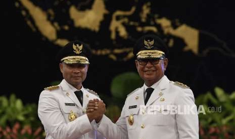 Gubernur Nusa Tenggara Timur Victor Bungtilu Laiskodat (kiri) bersama Wakil Gubernur Josef Nae Soi (kanan) melakukan salam komando usai pelantikan di Istana Negara, Jakarta, Rabu (5/9).