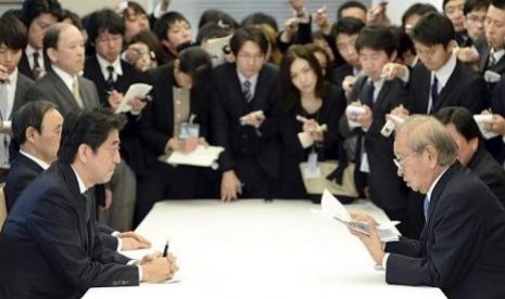 Gubernur Okinawa Hirokazu Nakaima (kanan) dengan Perdana Menteri Jepang Shinzo Abe dalam pertemuan pembahasan pangkalan baru AS pada Rabu (25/12/2013)