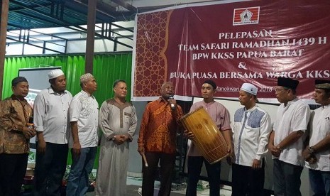 Gubernur Papua Barat Dominggus Mandacan melepas Safari Ramadhan tahun ke-8 DPW KKSS Papua Barat, Ahad (20/5), di Manokwari.