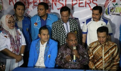 Gubernur Papua, Lukas Enembe (tengah) diapit Ketua Umum DPP KNPI Taufan E.N  Rotorasiko (kiri) dan Menpora Imam Nahrawi serta para pengurus KNPI saat konferensi pers usai pembukaan Kongres KNPI  XIV di Jayapura, Papua, Selasa (24/2) malam.