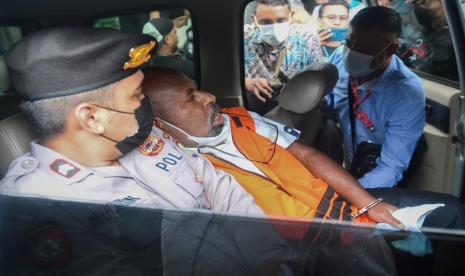 Gubernur Papua nonaktif Lukas Enembe (tengah) berada di dalam mobil tahanan di Gedung Merah Putih KPK. KPK sebut Lukas Enembe sempat mogok minum obat meski hanya dua hari.