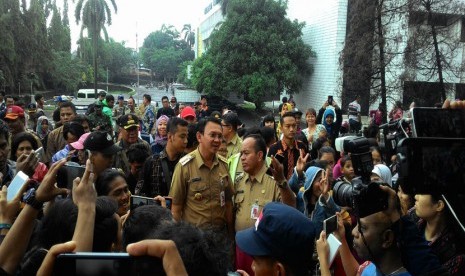 Gubernur DKI Jakarta Basuki Tjahaja Purnama (Ahok) mengunjungi korban banjir Kelurahan Cipinang Melayu di Masjid Borobudur, Senin (20/2).