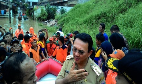 Gubernur Pejawat DKI Jakarta Basuki Tjahaja Purnama (Ahok) mengunjungi korban banjir Kelurahan Cipinang Melayu Jakarta Timur, Senin (20/2).