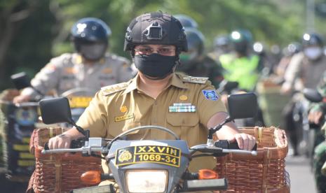 Gubernur Provinsi Babel Erzaldi Rosman bersama Forum Koordinasi Pimpinan Daerah Provinsi Kepulauan Babel dalam hal ini Kapolda Babel dan Danrem 045 Garuda Jaya, mengendarai sepeda motor roda dua dalam membagikan sembako kepada warga yang dilewatinya.