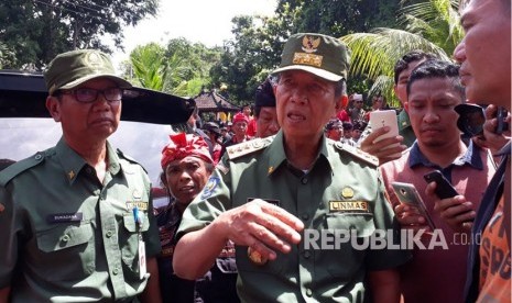 Gubernur Provinsi Bali, Made Mangku Pastika memantau langsung kesiapan Pemilihan Kepala Daerah (Pilkada) 2018 ke Kantor Komisi Pemilihan Umum (KPU) Bali di Jalan Cok Agung Tresna, Denpasar. 