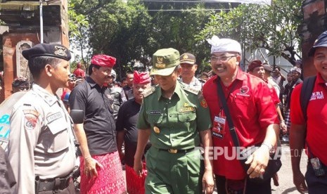 Gubernur Provinsi Bali, Made Mangku Pastika memantau langsung kesiapan Pemilihan Kepala Daerah (Pilkada) 2018 ke Kantor Komisi Pemilihan Umum (KPU) Bali di Jalan Cok Agung Tresna, Denpasar. 