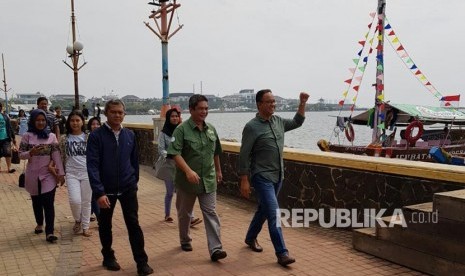 Gubernur Provinsi DKI Jakarta, Anies Baswedan didampingi Wakil Direktur Utama Taman Impian Jaya Ancol, Teuku Sahir Syahali menyapa pengunjung Ancol, Rabu (27/6).