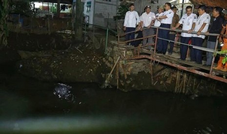 Gubernur Provinsi DKI Jakarta, Anies Baswedan menelusuri bantaran Kali Ciliwung.