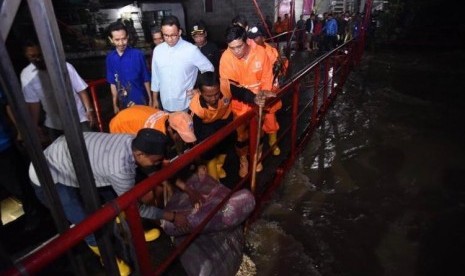 Gubernur Provinsi DKI Jakarta, Anies Baswedan menelusuri bantaran Kali Ciliwung.