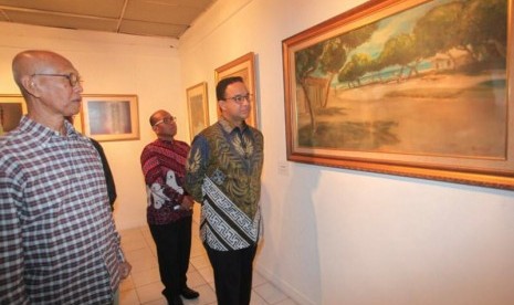 Gubernur Provinsi DKI Jakarta, Anies Baswedan tengah melihat karya seni lukis usai pencanangan revitalisasi TIM, beberapa waktu lalu.