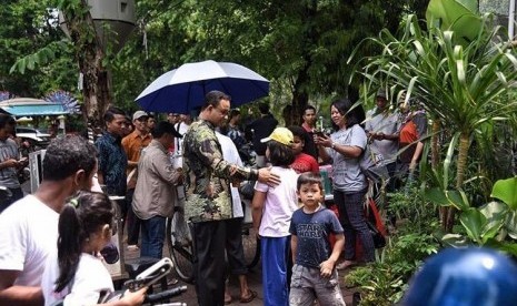  Gubernur Provinsi DKI Jakarta, Anies Baswedan tengah menyapa warga saat meninjau Taman Honda, Tebet, Jakarta Selatan.