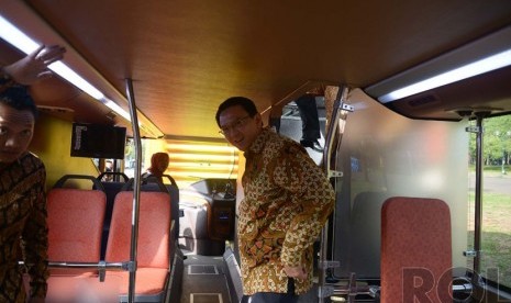   Gubernur Provinsi DKI Jakarta, Basuki Tjahaja Purnama menaiki bus pariwisata baru saat serah terima bantuan bus pariwisata di silang Monas Barat Daya, Jakarta Pusat, Rabu (10/12). 