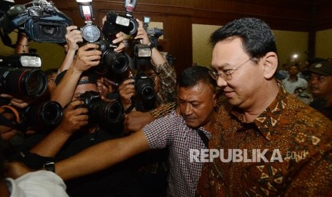 Gubernur DKI Basuki Tjahaja Purnama memasuki ruangan saat menjadi saksi dalam sidang lanjutan dengan terdakwa kasus suap Raperda Reklamasi Teluk Jakarta Ariesman Widjaja di Pengadilan Tipikor, Jakarta, Senin (25/7). (Republika/Raisan Al Farisi)